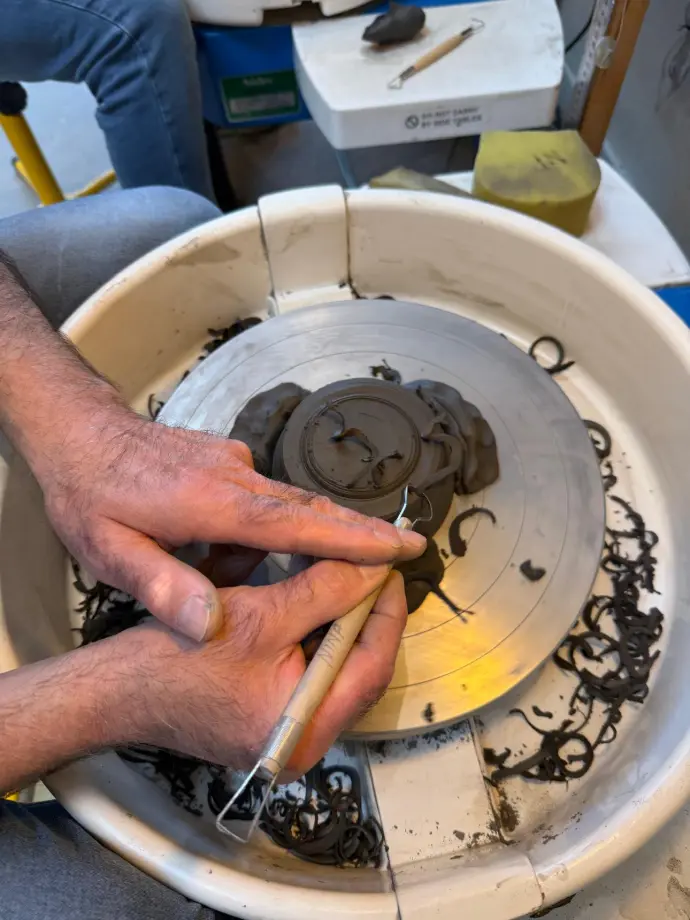 Homme atelier poterie Skaal Angers