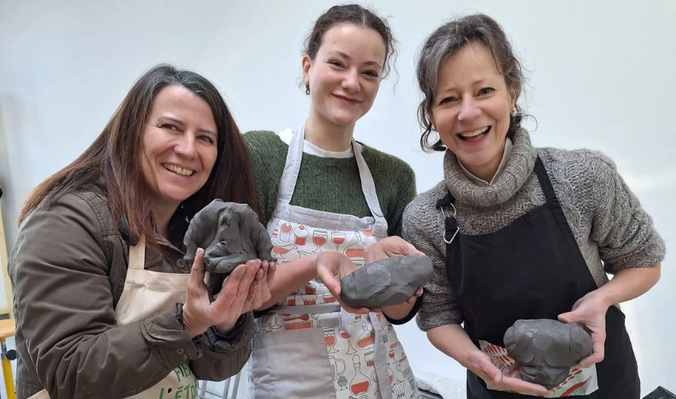 Maman et sa fille à l'atelier de poterie