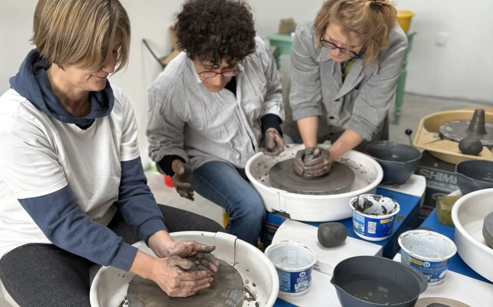Deux mères participant à un cours d'initiation à la poterie