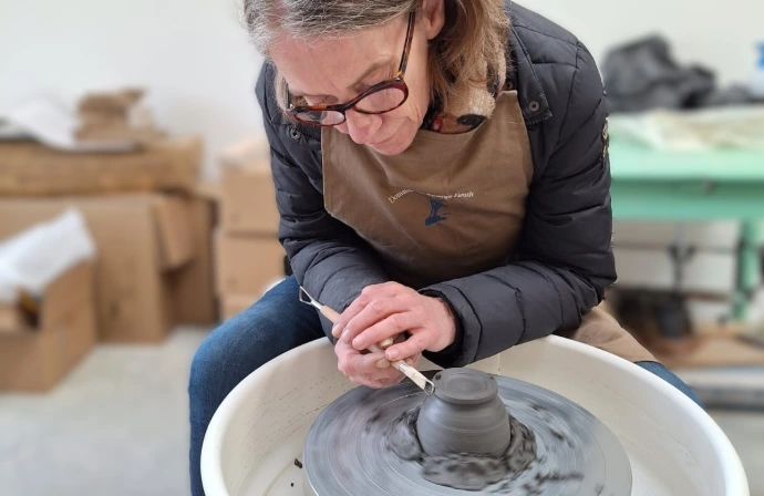 Une mère pratiquant la poterie