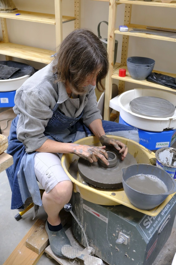 Femme mères au tour de poterie