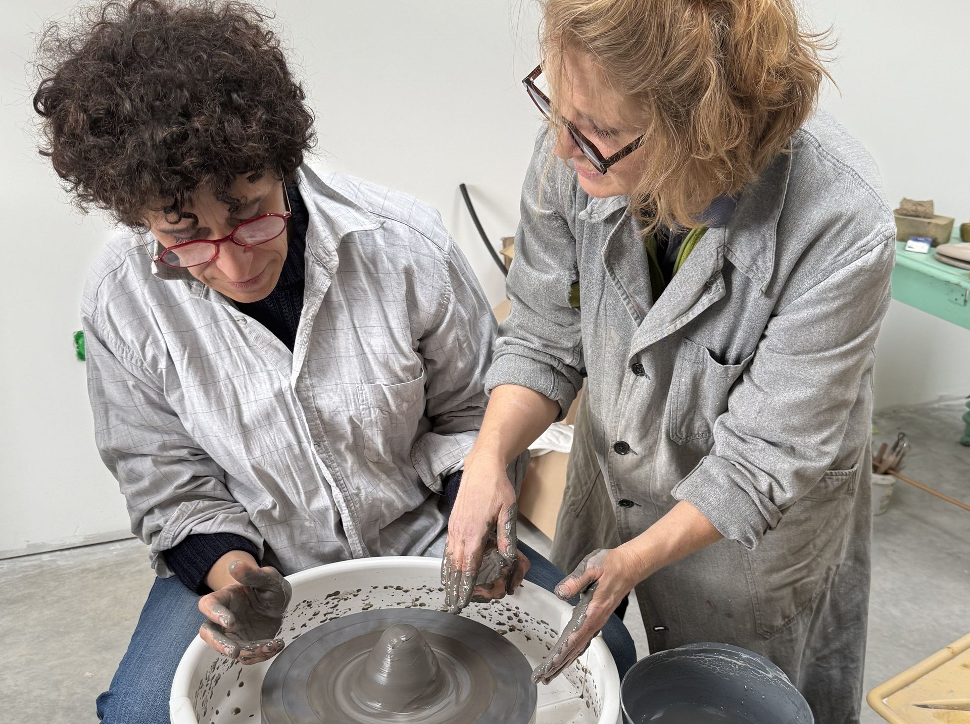 Une élève concentrée sur sa création en poterie