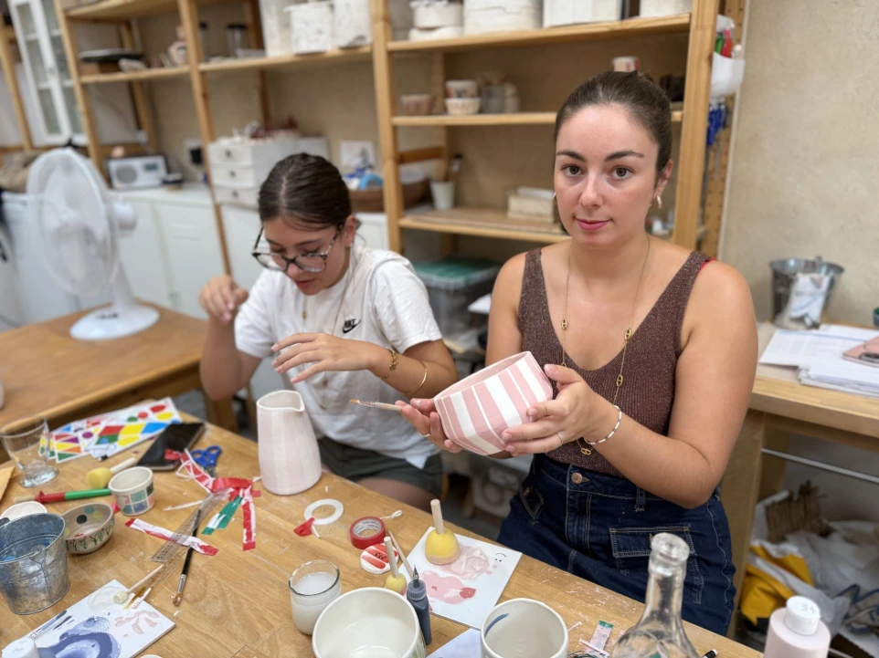 Deux soeurs participent à un café céramique à l'atelier Skaal.
